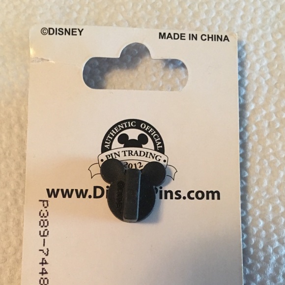 2012 Disneyland 1/2 Marathon Pin - Picture 2 of 3